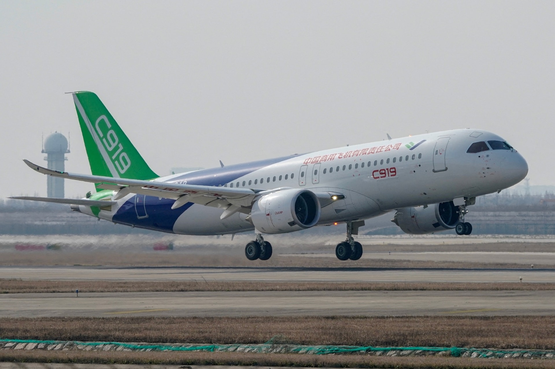 COMAC đặt mục tiêu nâng công suất sản xuất C919 lên 50 chiếc trong năm nay. Ảnh: Reuters.