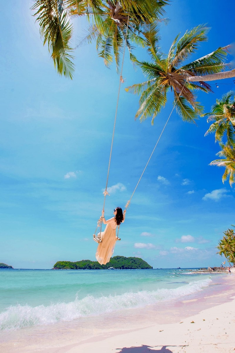 Việt Nam sở hữu nhiều lợi thế cạnh tranh, từ cảnh quan thiên nhiên, bãi biển đẹp cho đến các hoạt động giải trí. Ảnh du khách tại Phú Quốc (Kiên Giang): Freepik. 