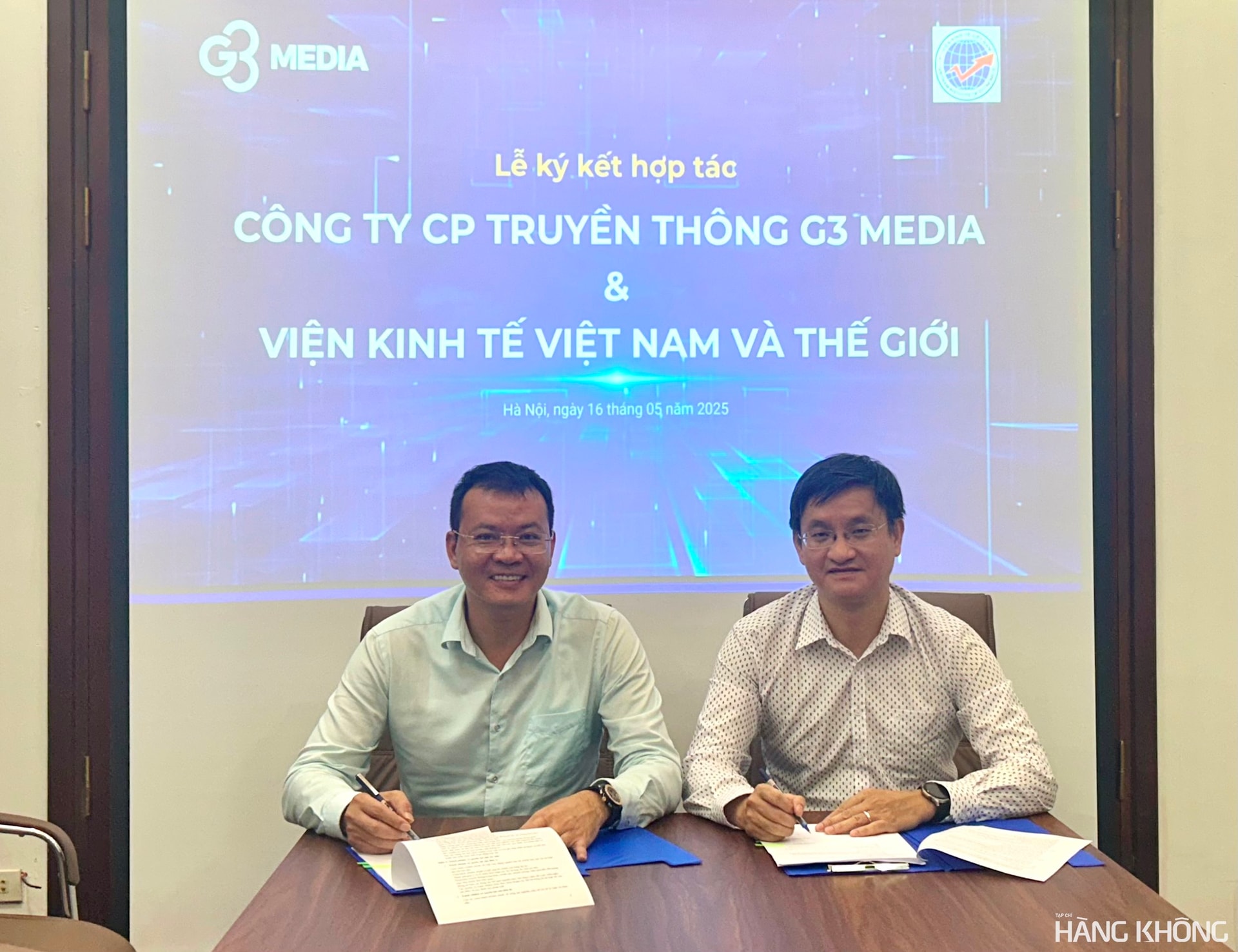 Ông Phạm Quốc Hợp - Chủ tịch HĐQT kiêm Tổng Giám đốc G3 Media và ông Phạm Anh Tuấn - Phó Viện trưởng VGSEI (lần lượt từ trái qua) ký kết biên bản hợp tác chiến lược. Ảnh: Hồng Huế. 