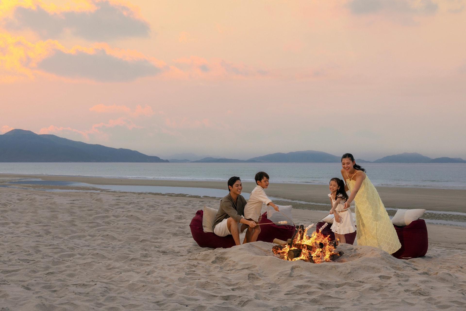 Giá vé máy bay nhiều lựa chọn giúp ngành du lịch kỳ vọng một mùa hè sôi động. Trong ảnh, du khách vui chơi tại Cam Ranh, Khánh Hòa.