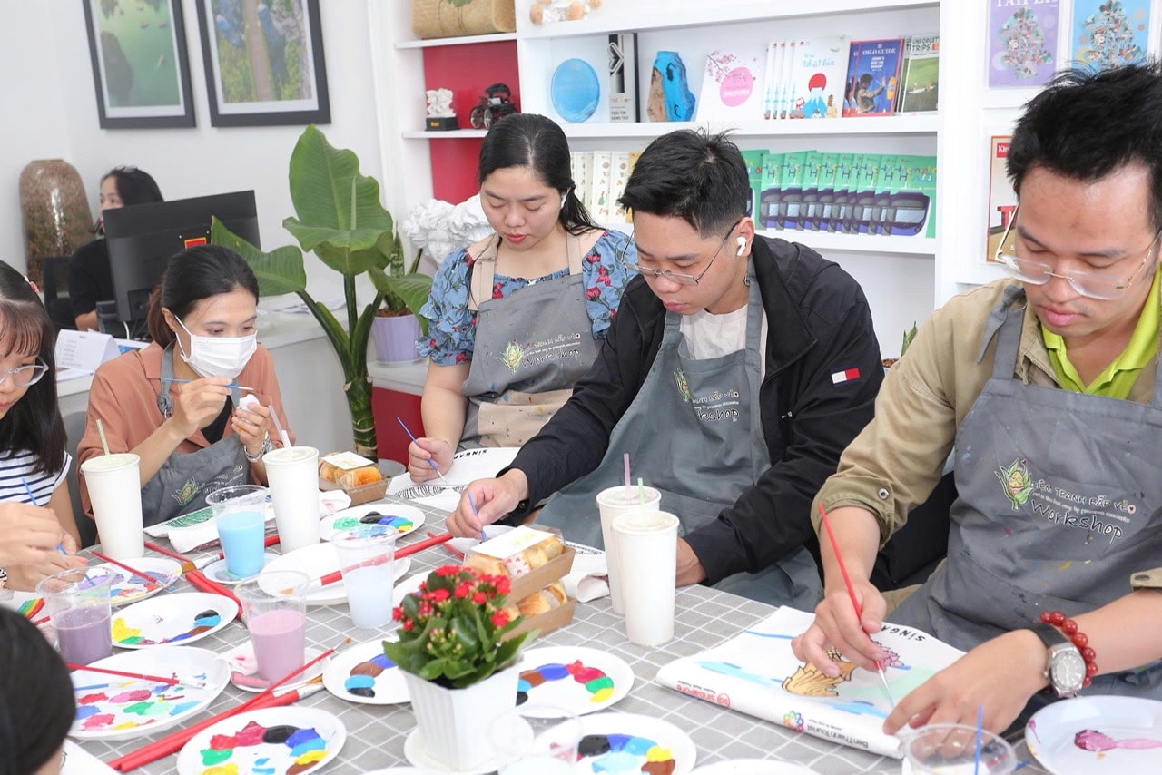 Khách thực hiện Workshop “Made in Singapore” do BenThanh Tourist tổ chức