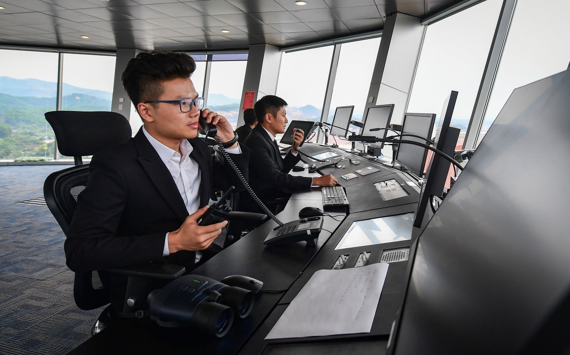 Nhân viên kiểm soát không lưu đang điều hành bay Theo người đứng đầu VATM, trong 5 năm tới đây (2025-2030), VATM đảm bảo 100% chuyến bay an toàn tuyệt đối, không có sự cố nghiêm trọng do lỗi chủ quan; duy trì chỉ số an toàn thấp hơn ngưỡng chấp nhận và giảm 2% mỗi năm; phủ kín, số hóa toàn bộ quy trình dịch vụ và quản trị hoạt động.