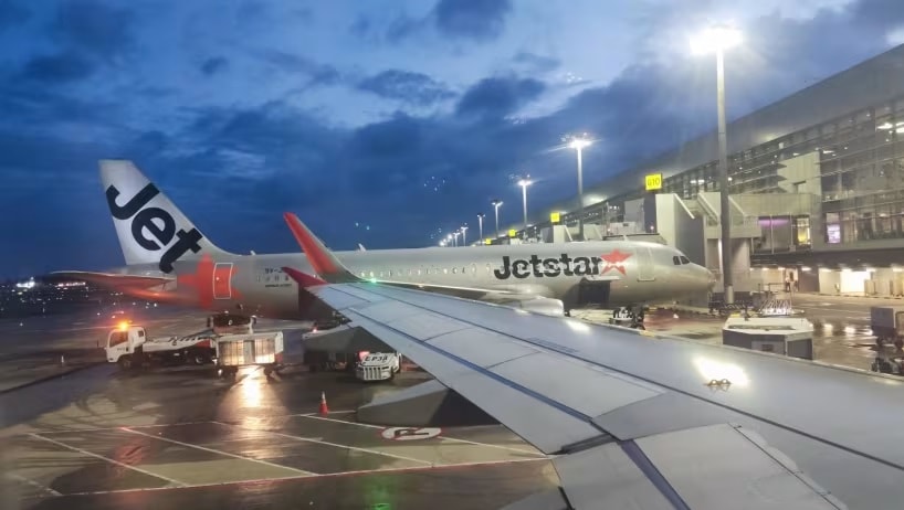Một máy bay của Jetstar đậu tại Sân bay Changi, Singapore. Ảnh: iStock.