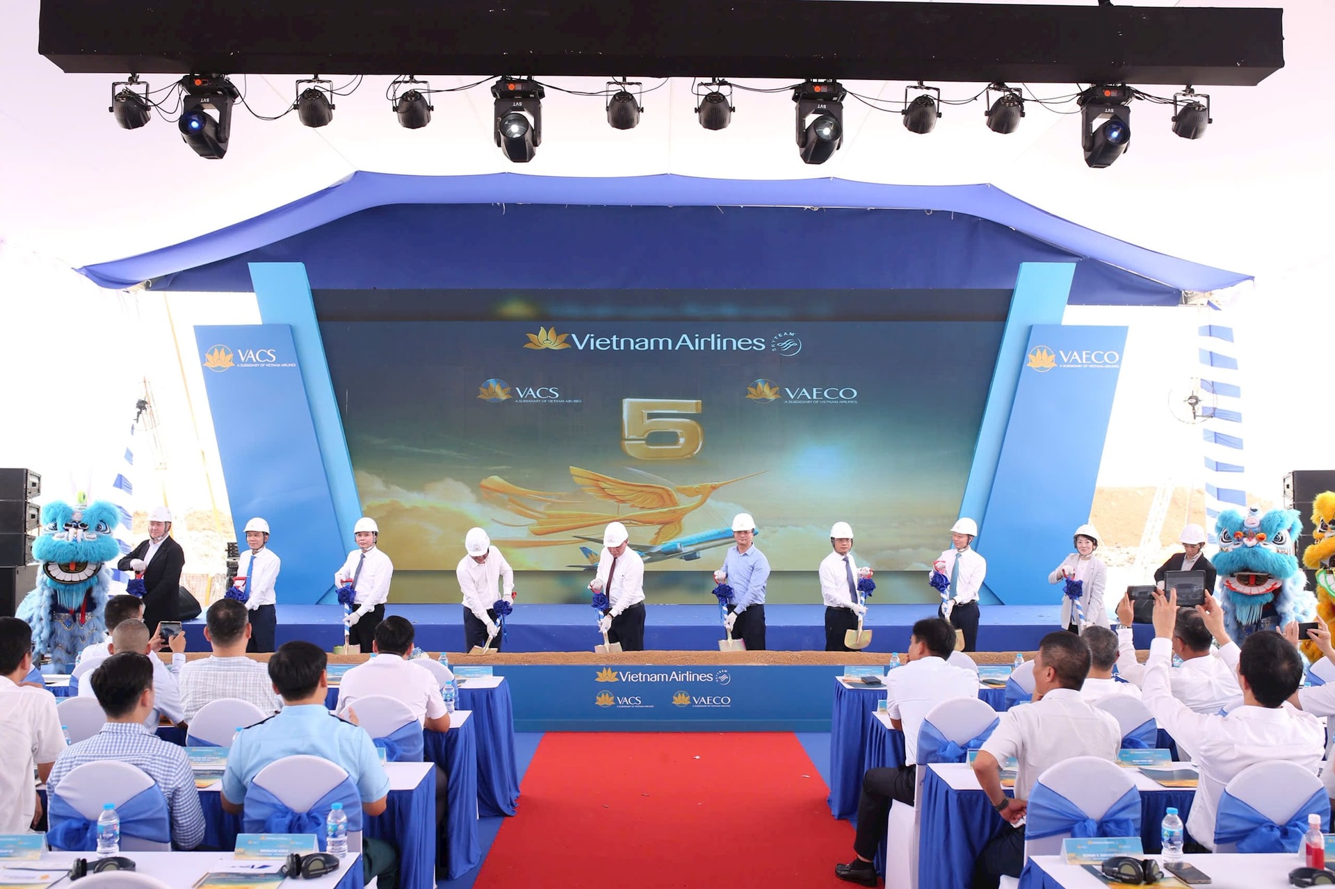 Các đại biểu thực hiện nghi thưc khởi công