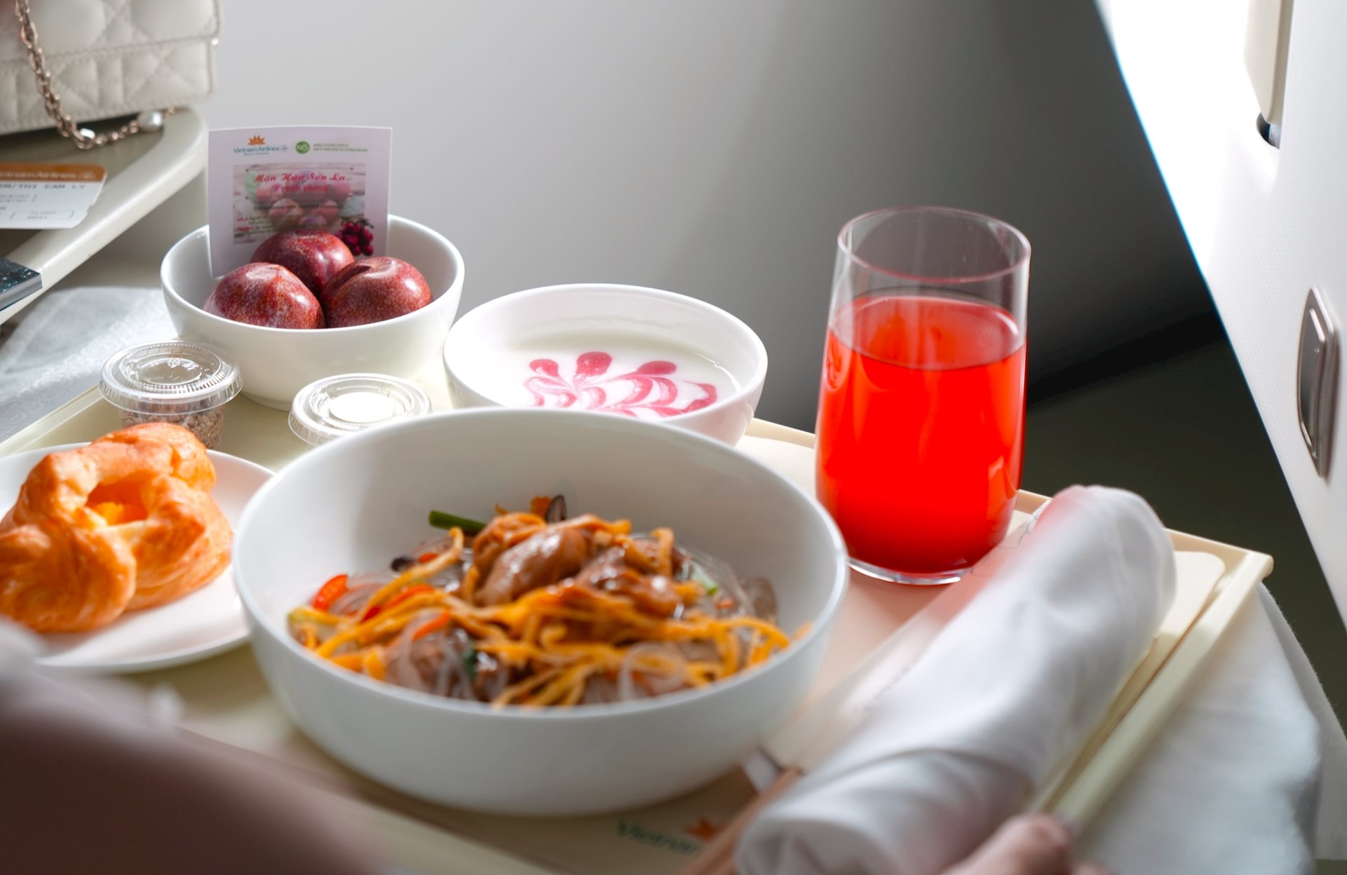Suất ăn hạng Thương gia của Vietnam Airlines được bổ sung món tráng miệng là mận hậu Sơn La - đặc sản mùa hè vùng cao Tây Bắc (1)