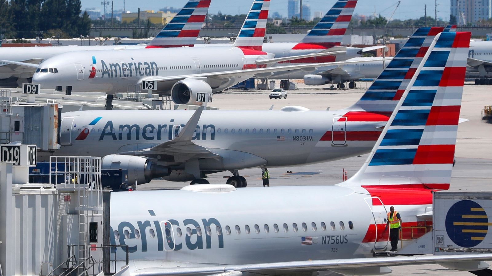 doi-hinh-may-bay-cua-hang-hang-khong-american-airlines-1584493871-width2560height1440.jpg
