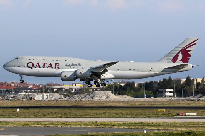 qatar_amiri_flight_boeing_747-8kb_bbj_at_ataturk-696x464.jpg