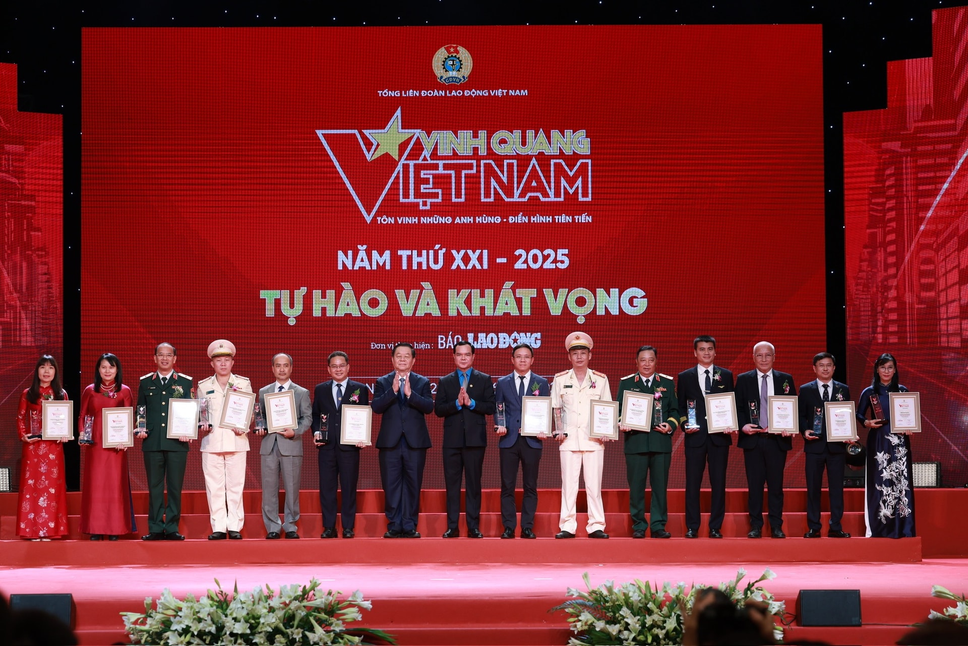 Đại diện của 13 đơn vị tập thể được vinh danh tại chương trình Vinh quang Việt Nam 2025 chụp ảnh lưu niệm. Ảnh: VN