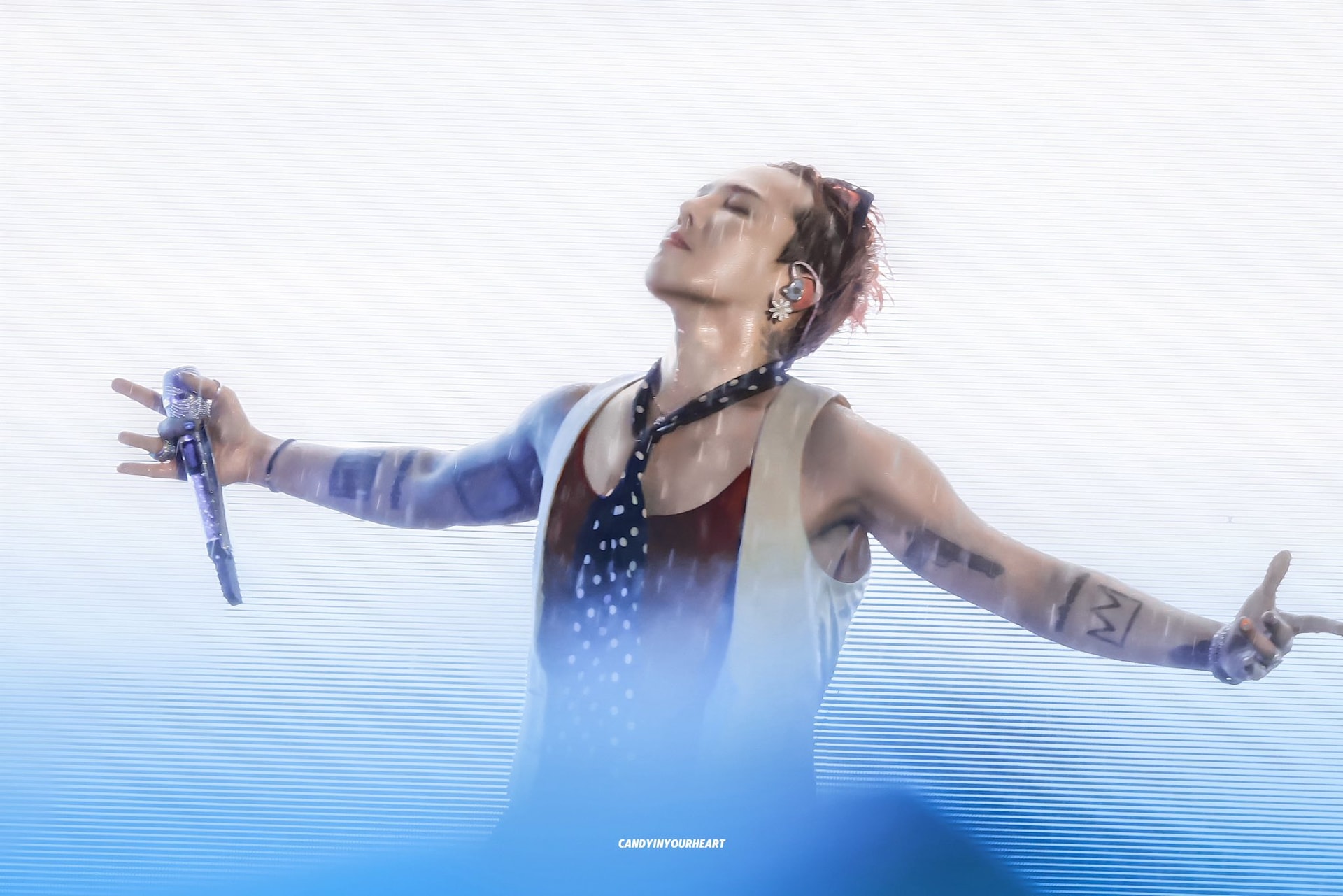 G-Dragon G-Dragon biểu diễn dưới cơn mưa lớn ở Hà Nội.