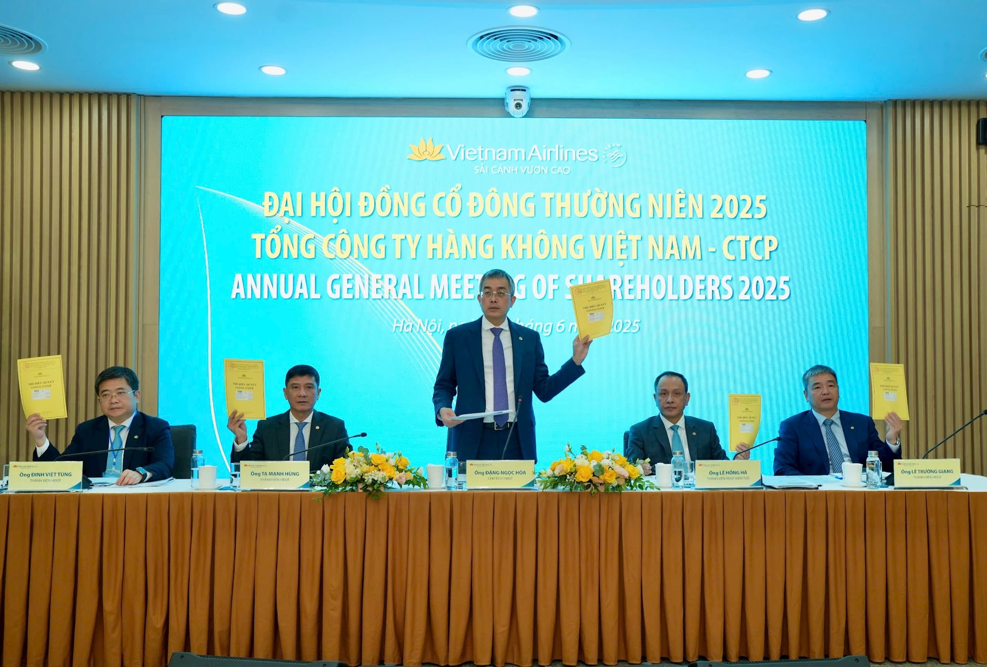 1. Ban chủ toạ Đại hội cổ đông thường niên 2025 TCT Hàng không Việt Nam