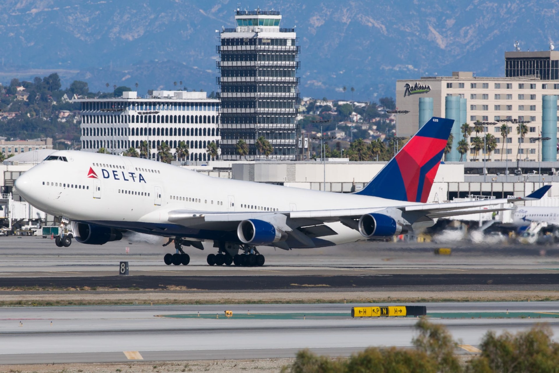 delta-airlines-boeing-747-400-wikimedia-commons.jpg