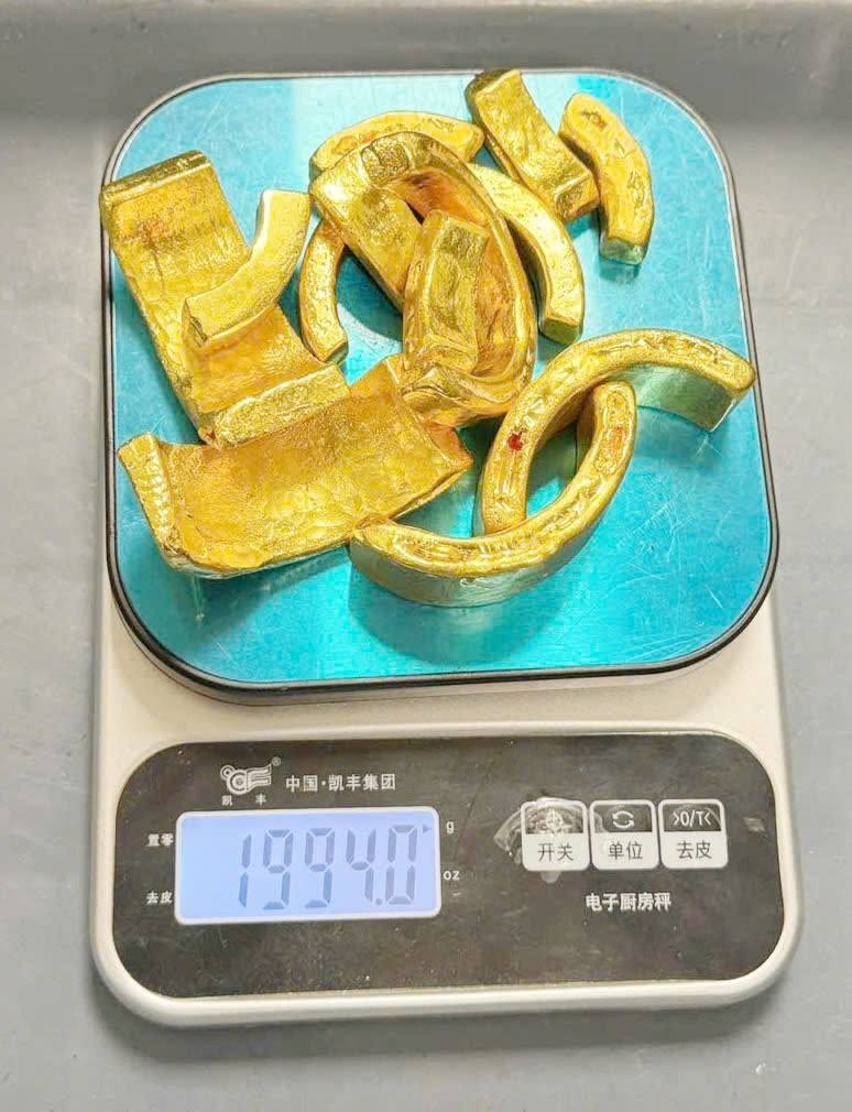 Lực lượng chức năng phát hiện gần 2kg kim loại màu vàng trong ống kính máy ảnh của hành khách