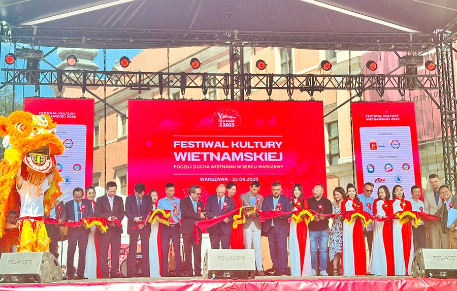 Cắt băng khai mạc Lễ hội Văn hóa, Du lịch Việt Nam tại Warszawa, Ba Lan. (Ảnh: Bộ Văn hóa, Thể thao và Du lịch)