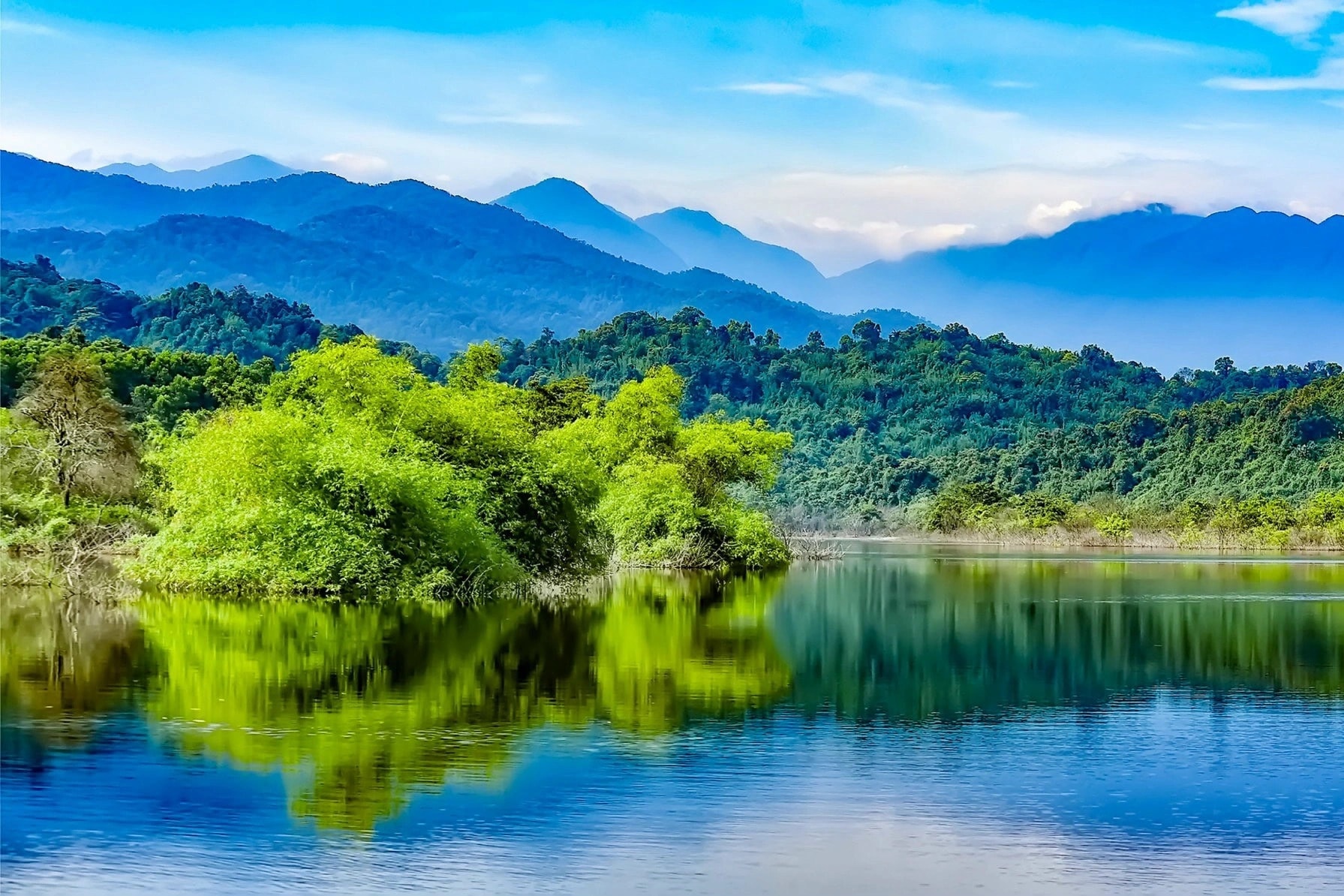 Vườn Quốc gia Vũ Quang với vẻ đẹp hoang sơ, được ví như “viên ngọc xanh”. (Ảnh: Việt Hùng)