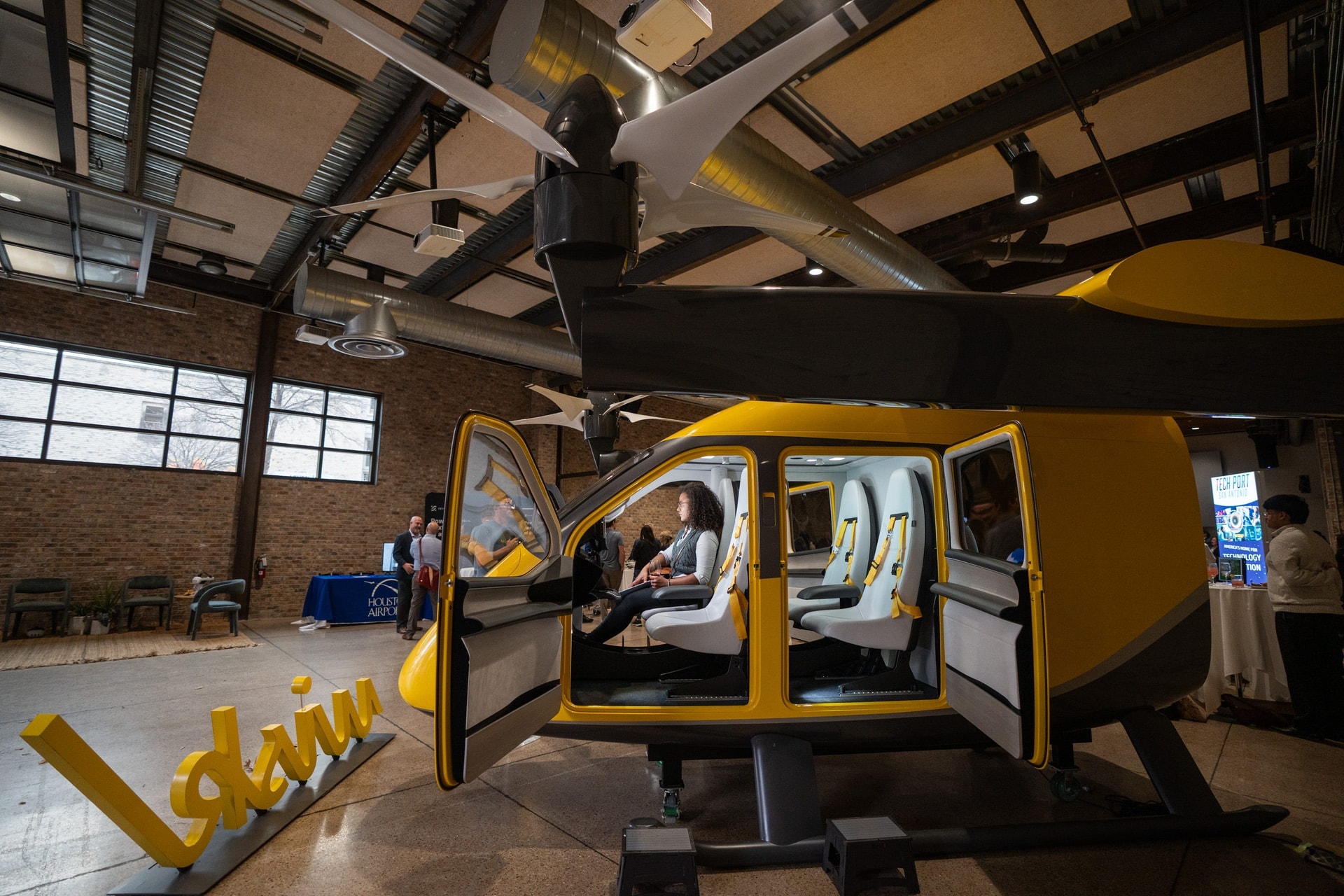 Wisk Aero giới thiệu mô hình taxi bay tại Austin, Texas, vào ngày 4 tháng 3 năm 2025. Những chiếc taxi bay này có thể chở bốn hành khách bay xa tới 100 dặm đến đích.