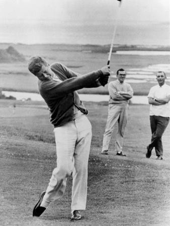 president-john-kennedy-playing-golf-at-hyannis-port-july-20-1963_u-l-pii5i50.jpg