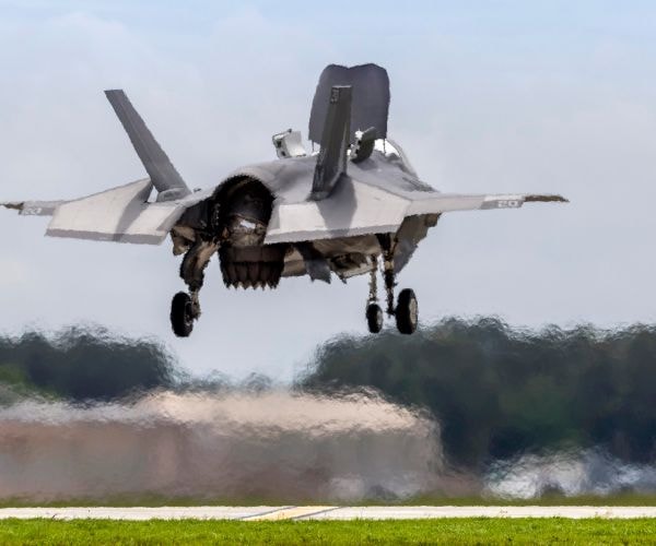2014: Phi công F-35 hoàn thành hạ cánh thẳng đứng đầu tiên tại Anh Quốc