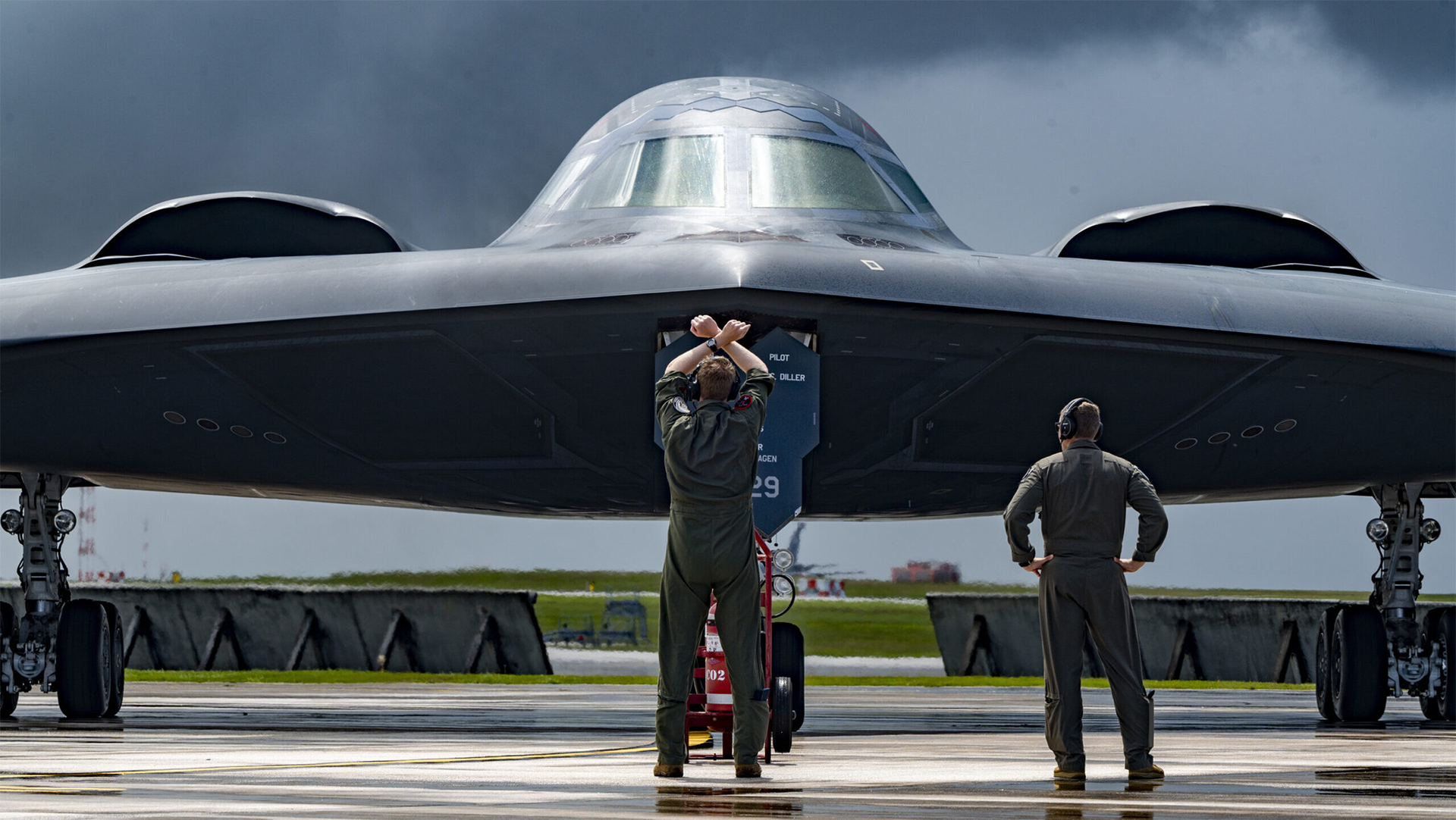 Phi công lái máy bay B-2 Spirit đang điều khiển một chiếc B-2 Spirit, được triển khai từ Căn cứ Không quân Whiteman, Missouri, đến Căn cứ Không quân Andersen, Guam, để hỗ trợ cuộc tập trận Valiant Shield 24, ngày 13/6 /2024. Ảnh; Không quân Mỹ