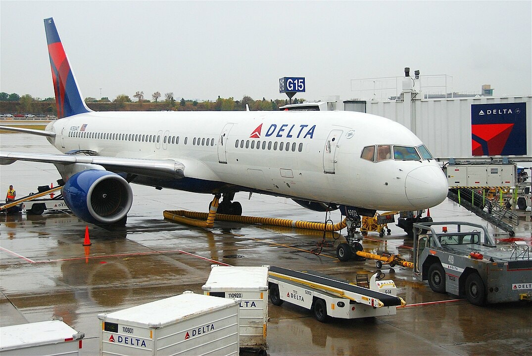 1075px-delta_air_lines_boeing_757-212_n750at-msp12.10.2011_624al_6301316649.jpg
