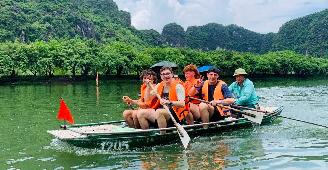 khach-du-lich-quoc-te.jpeg