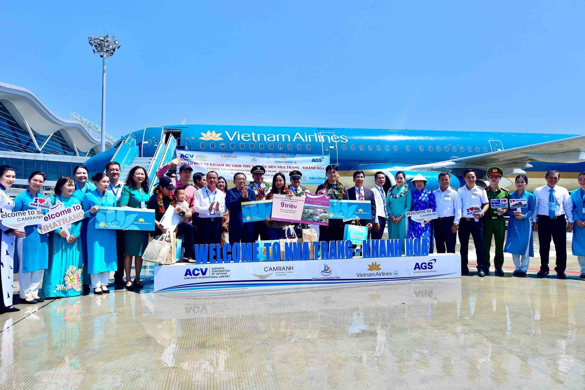 1-vietnam-airlines-trao-tang-nhung-phan-qua-y-nghia-cho-vi-khach-thu-9-trieu-va-hai-vi-khach-may-man-thu-8999999-va-9000001-1727766646499459915283.jpg