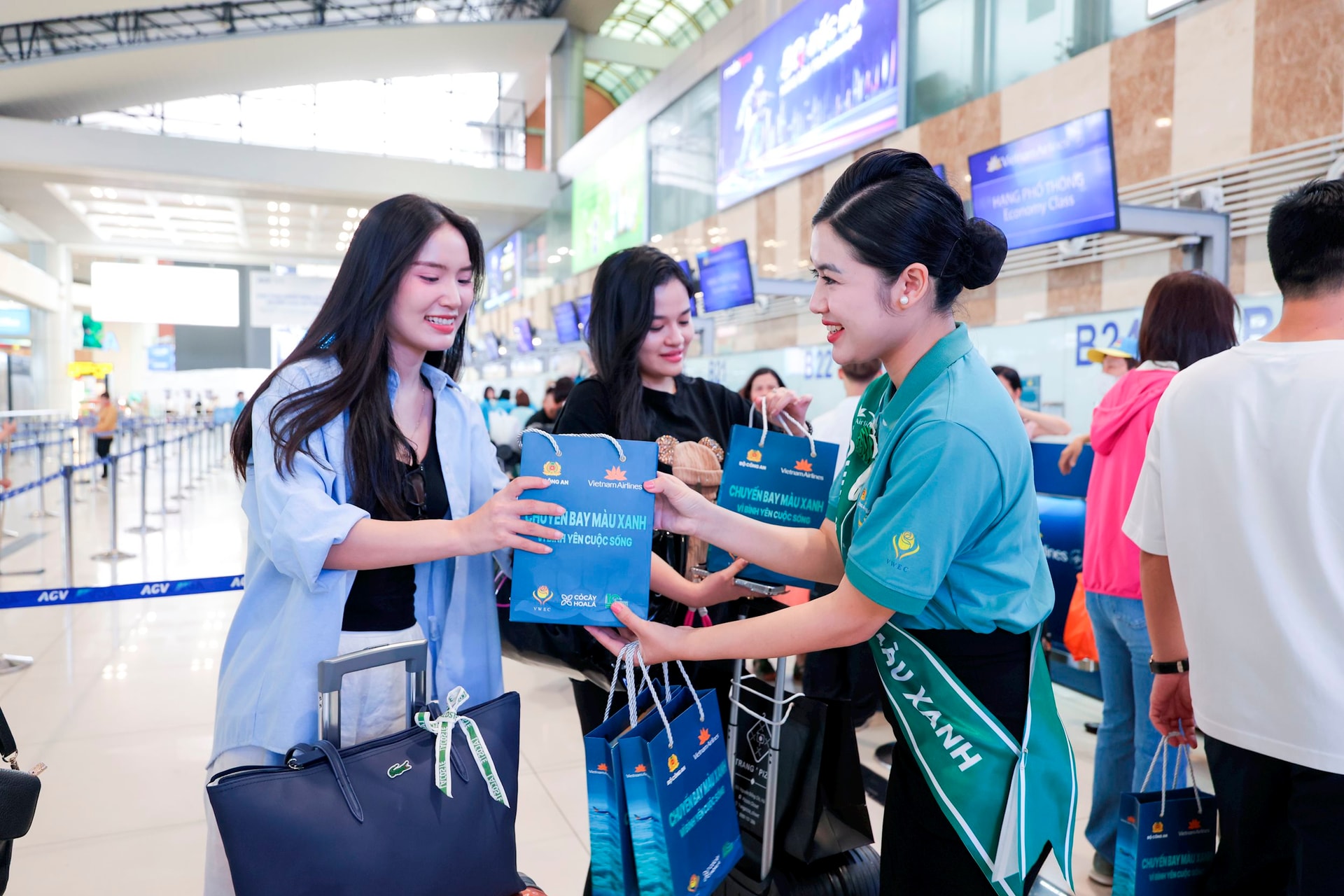 4. Hành khách trên chuyến bay màu xanh được những món quà lưu niệm