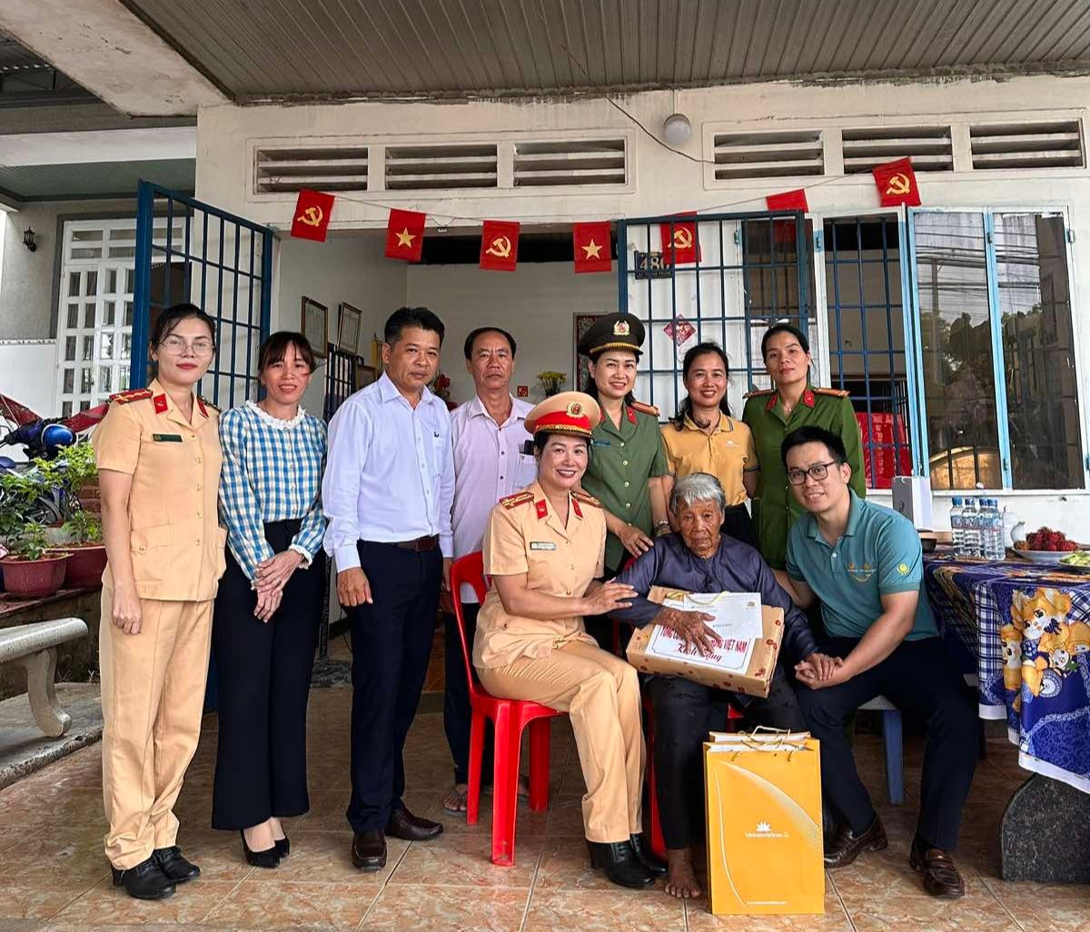 Chuyến bay màu xanh đem đến những nụ cười rạng rỡ