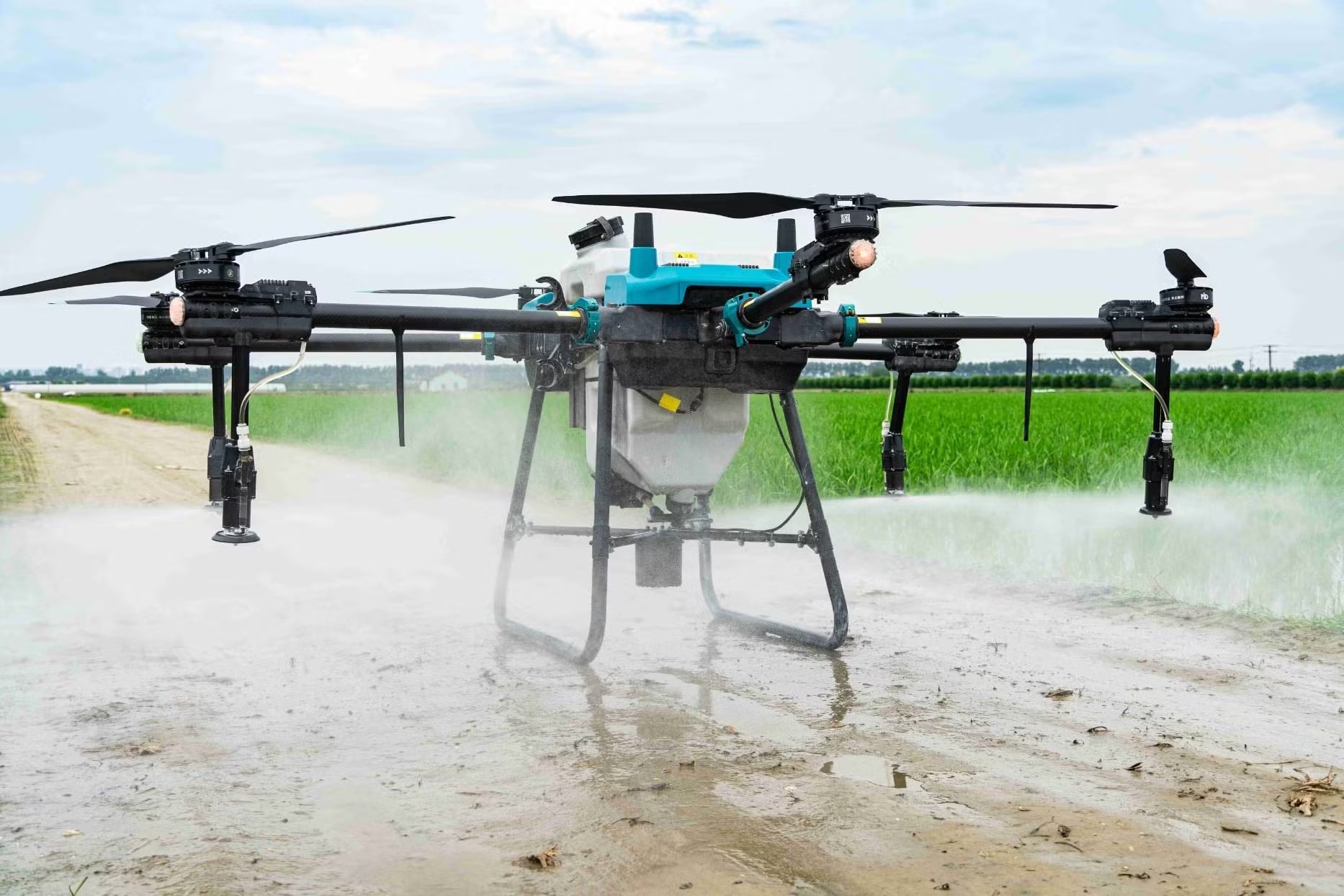 Ảnh minh họa: Drone đang bay trên cánh đồng, hỗ trợ phun thuốc và cải thiện năng suất sản xuất.