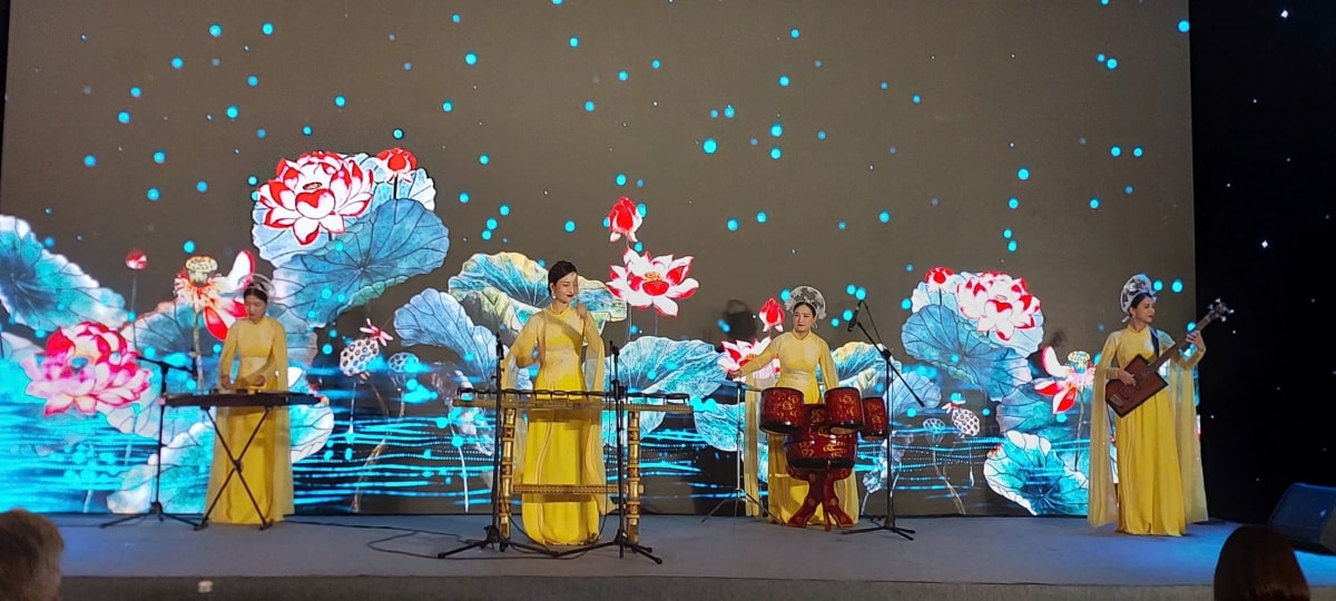 da_dang_sac_mau_van_hoa_cua_hai_quoc_gia_duoc_gioi_thieu_trong_chuong_trinh.jpg