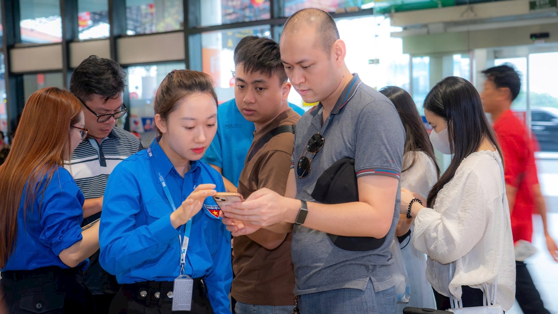 Một đoàn viên Thanh niên hỗ trợ khách thực hiện làm thủ tục trên VNeID