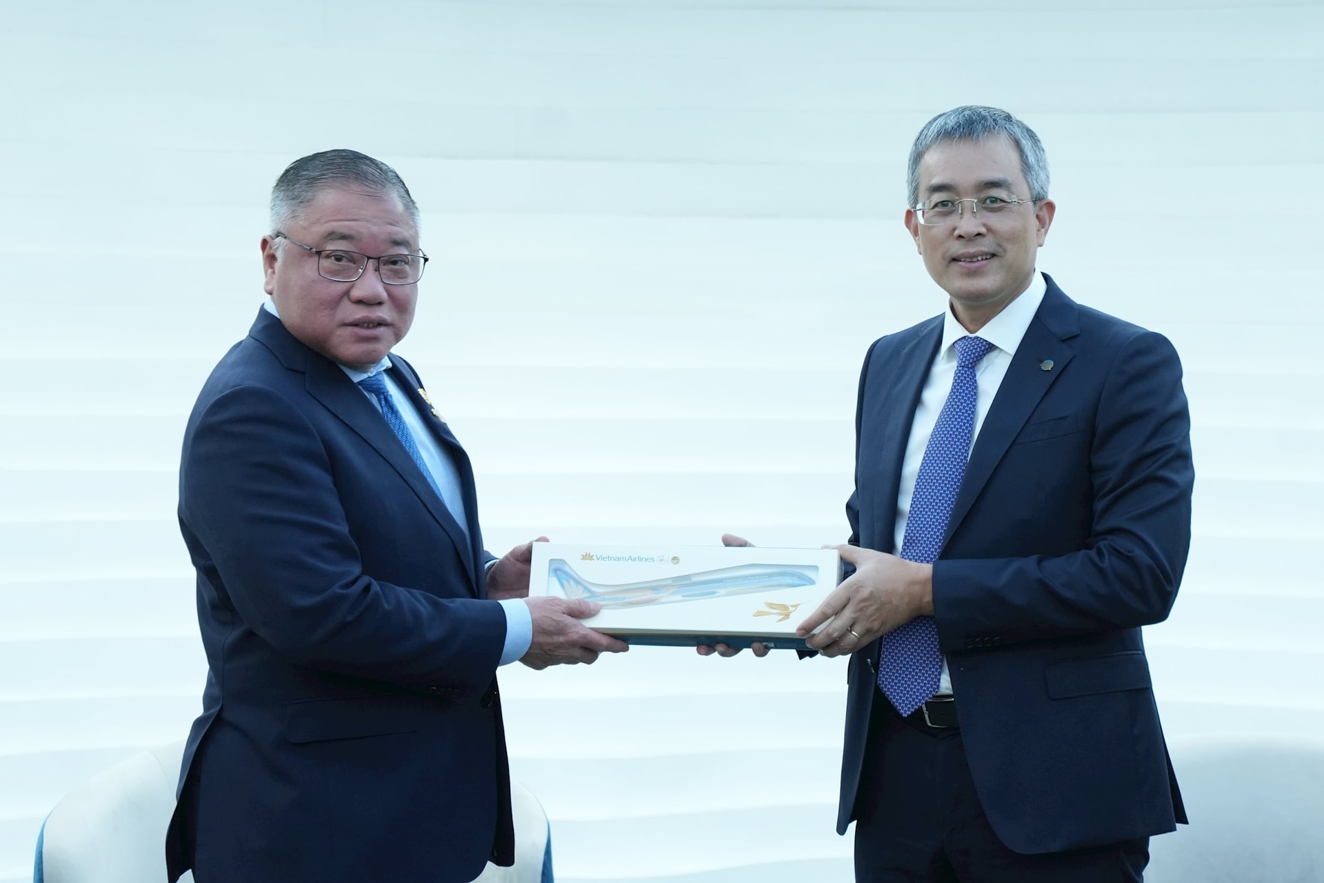 5. Ông Đặng Ngọc Hòa, Chủ tịch Hội đồng quản trị Vietnam Airlines tặng quà lưu niệm cho ông Dato Sri Tiong King Sing, Bộ trưởng Bộ Du lịch, Nghệ thuật và Văn hóa Malaysia