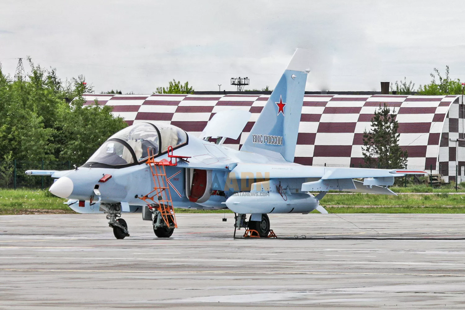 Máy bay huấn luyện Yak-130 3
