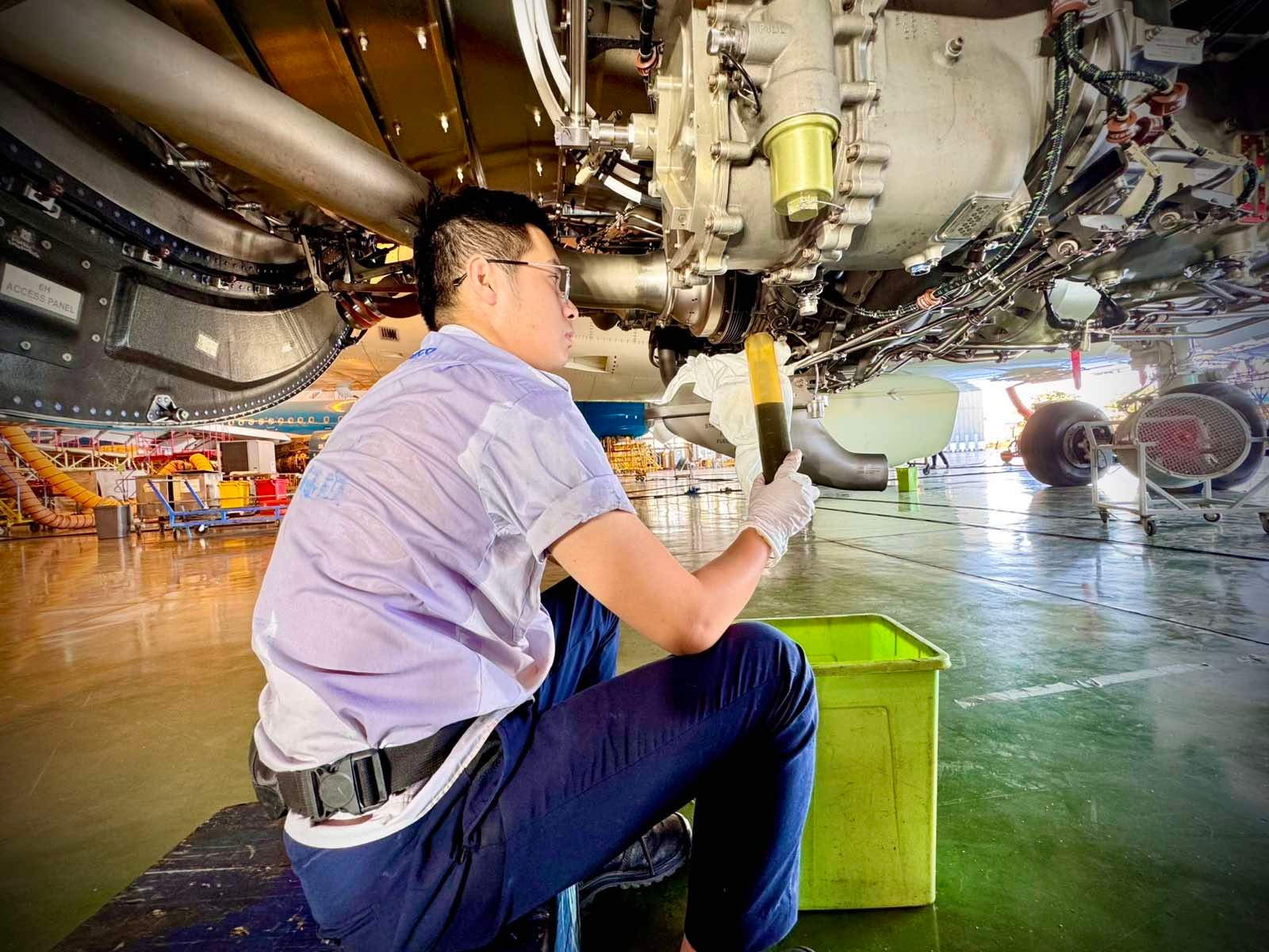 Những bóng lưng ướt đẫm mồ hôi trên sân đỗ ở sân bay Nội Bài. 