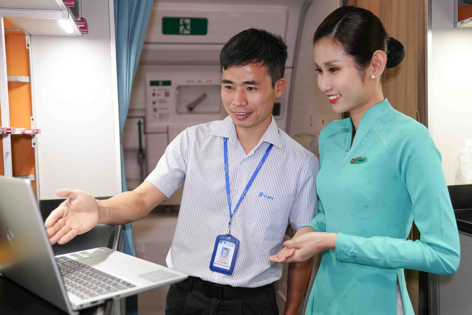 Cán bộ VNPT hướng dẫn tiếp viên trong việc kích hoạt và kết nối internet