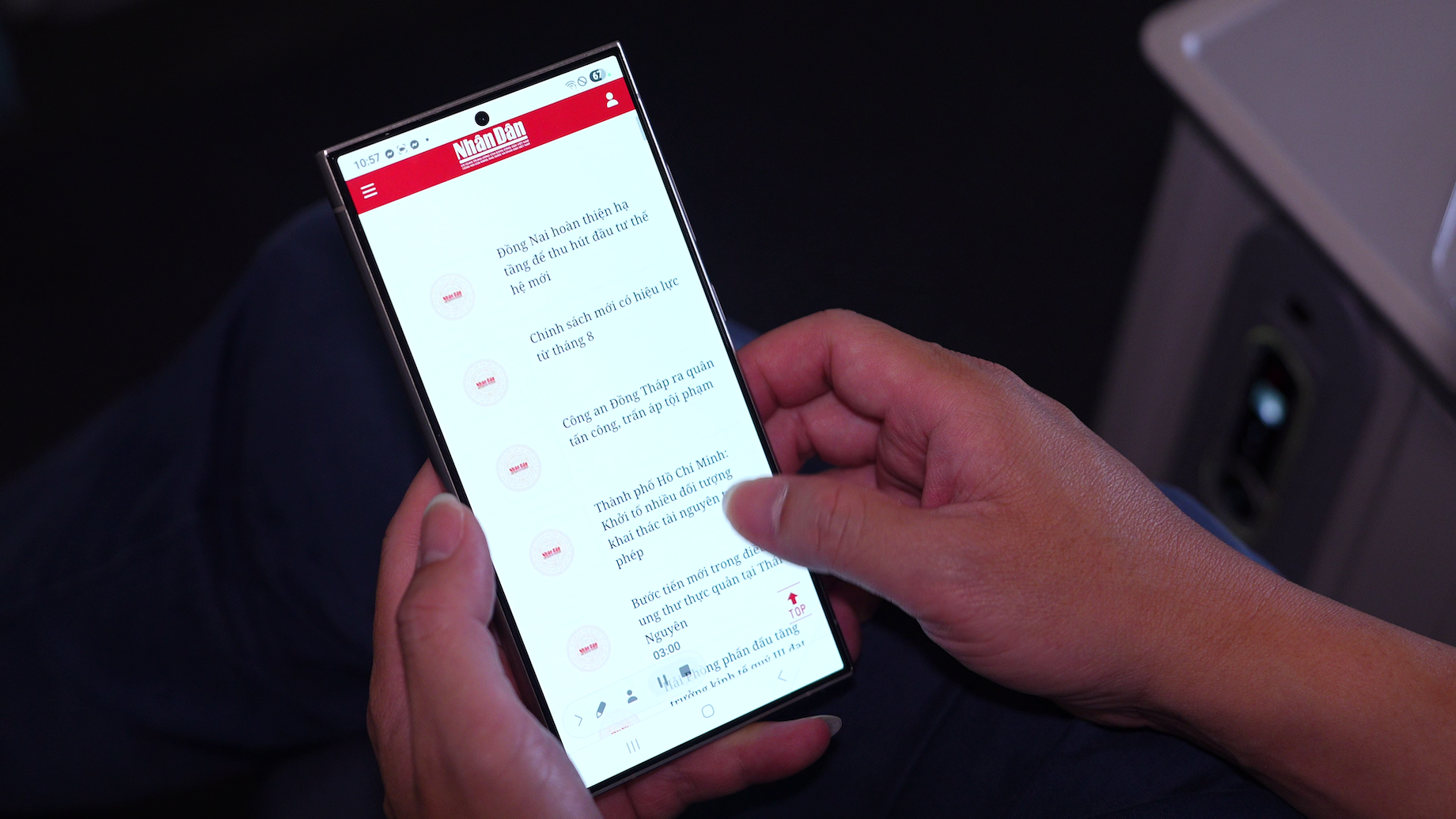 Hành khách lướt web trên tàu bay (1)