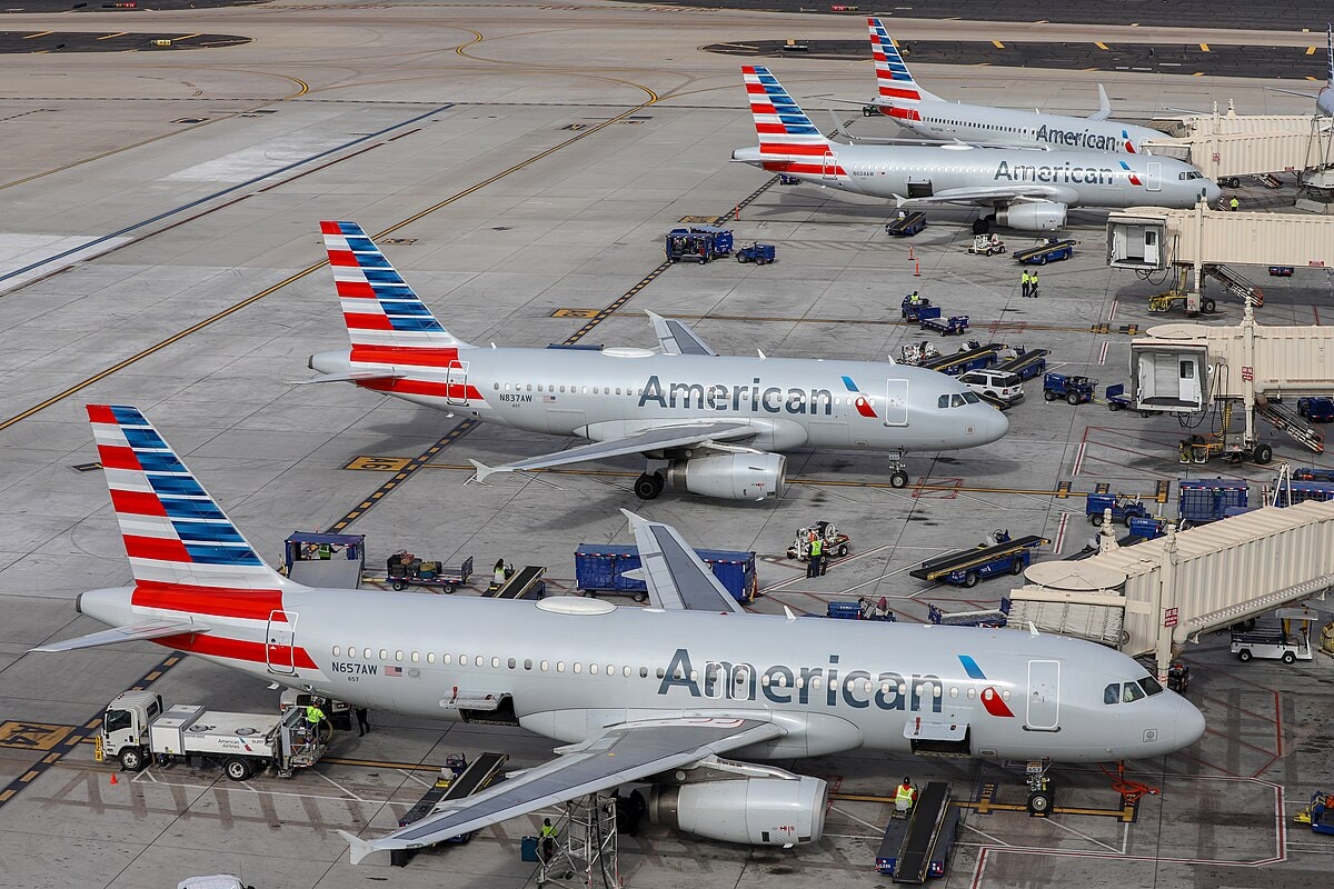 american_airlines_aircraft_at_phx_-n657aw-_n837aw-_n604aw-_n845nn-_-_quintin_soloviev.jpg