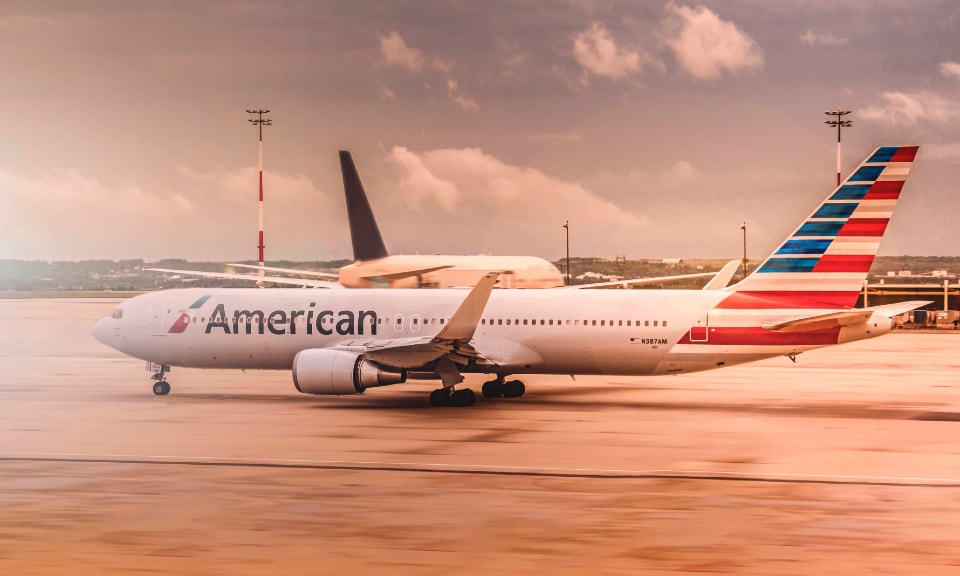 dai-ly-ve-may-bay-american-airlines-19032020-1.jpg