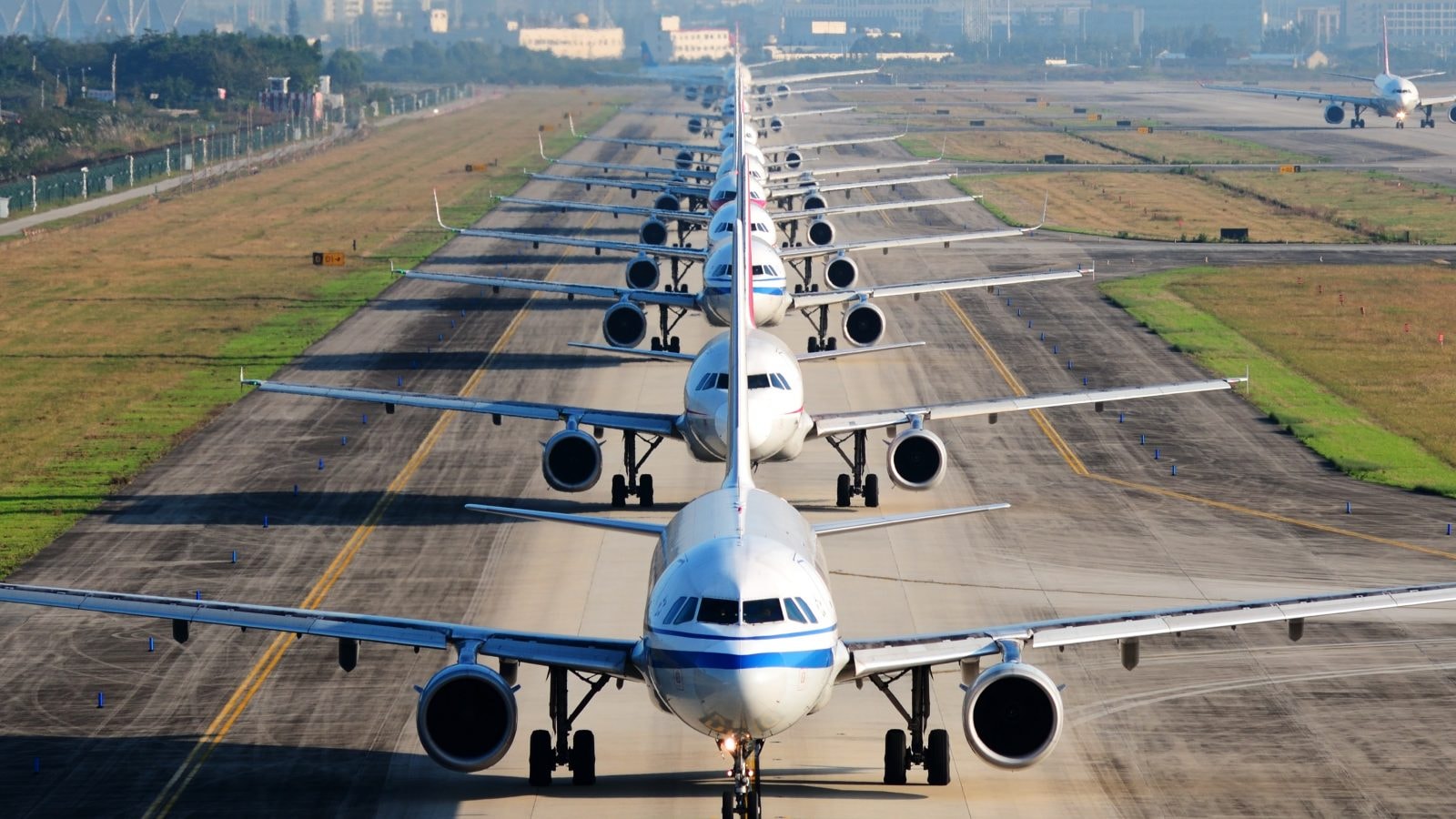 how-early-should-you-arrive-at-the-airport_gettyimages-1059950920-1600x900.jpg