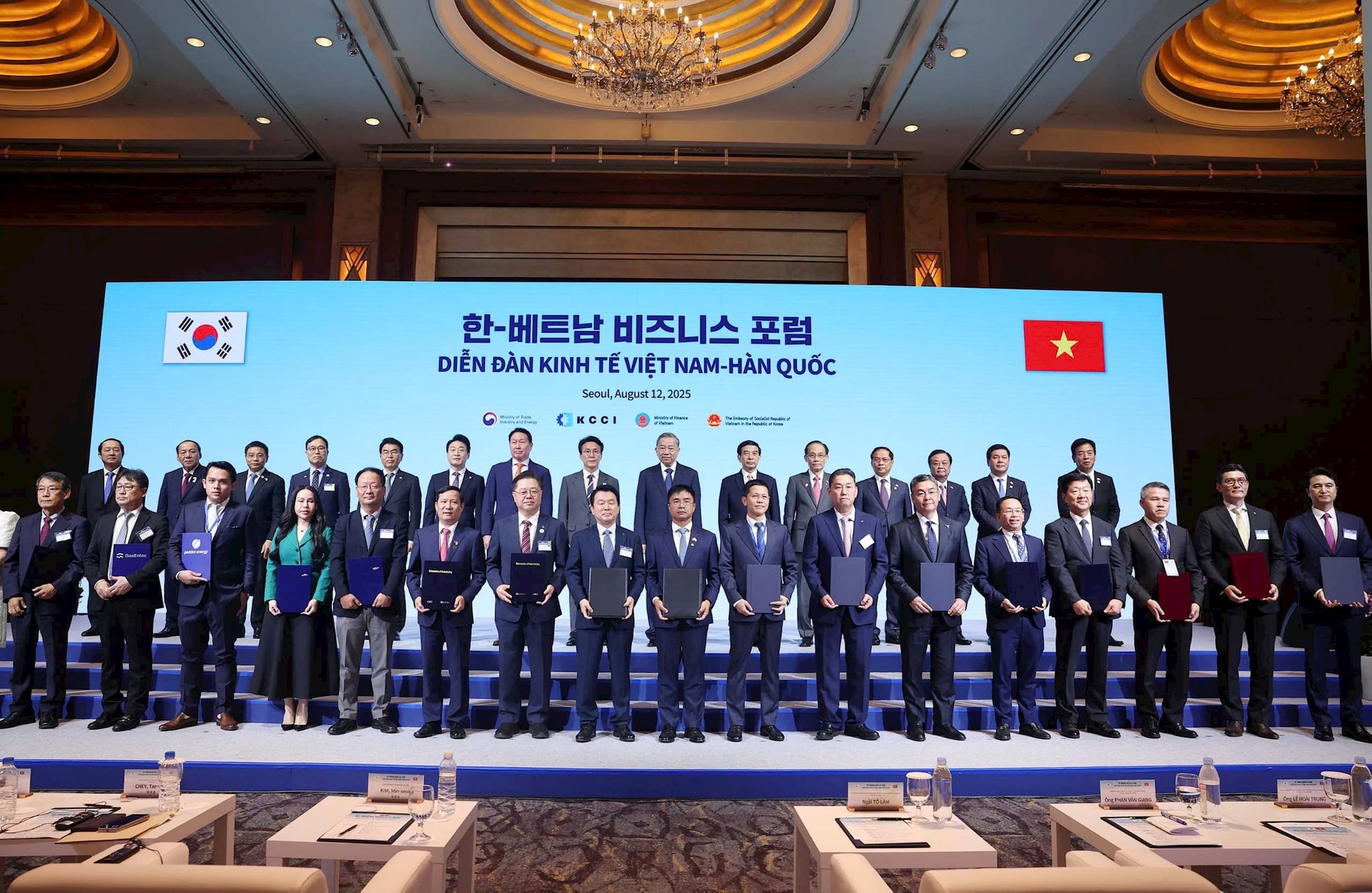 2. Ông Nguyễn Chiến Thắng - PTGĐ Vietnam Airlines trao biên bản hợp tác với Korean Air trong lĩnh vực bảo dưỡng tàu bay và vận chuyển hàng hóa