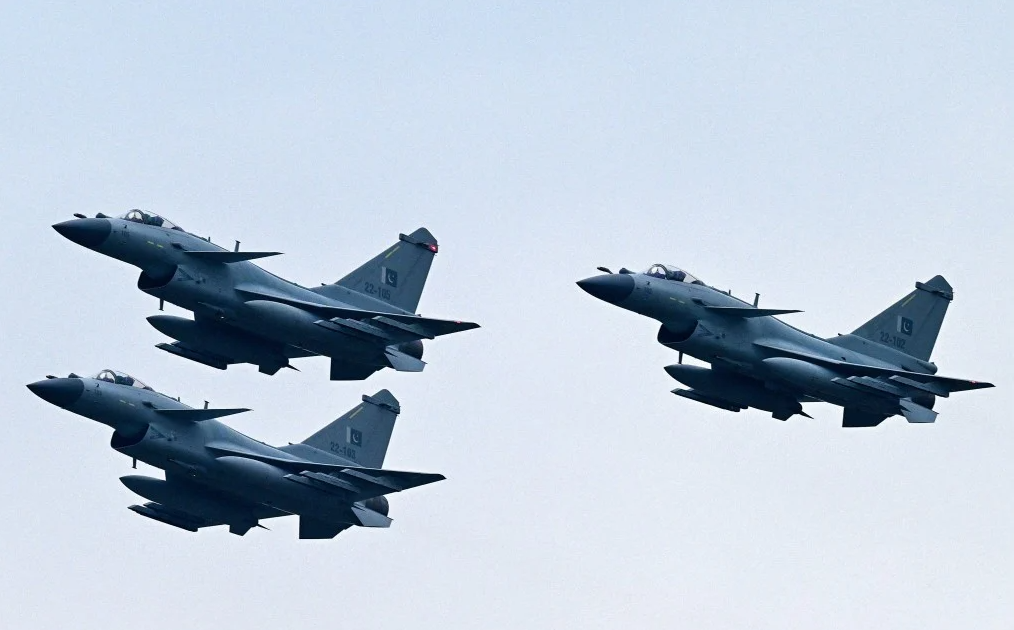 ro-tin-j-10c-trung-quoc-lap-chien-cong-dau-ban-ha-5-tiem-kich-an-do-gom-3-rafale-5349-8552.png