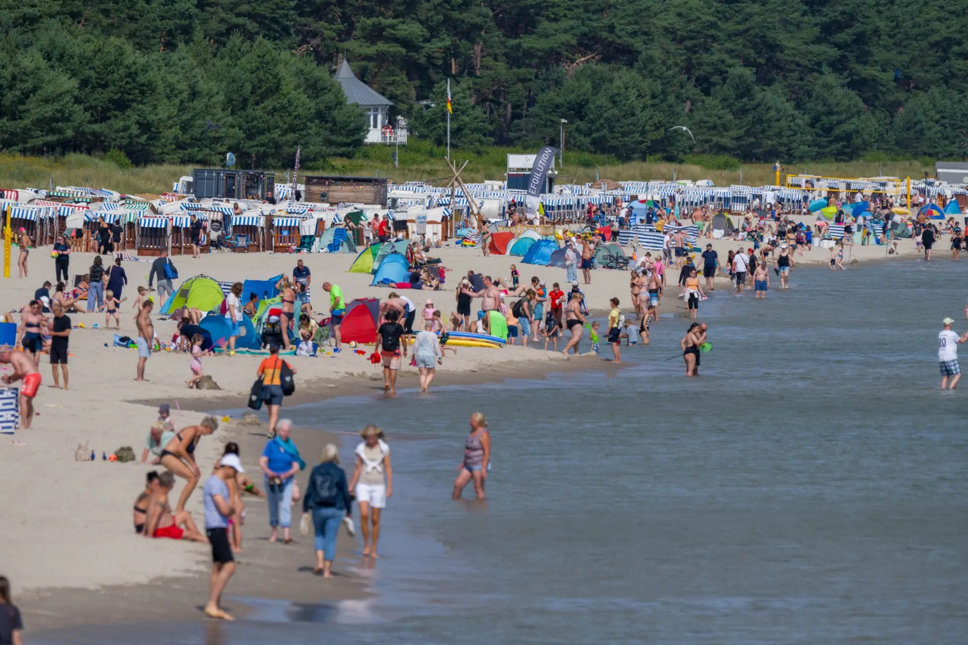 tourists-take-advantage-midsummer-weather-109396646.jpg
