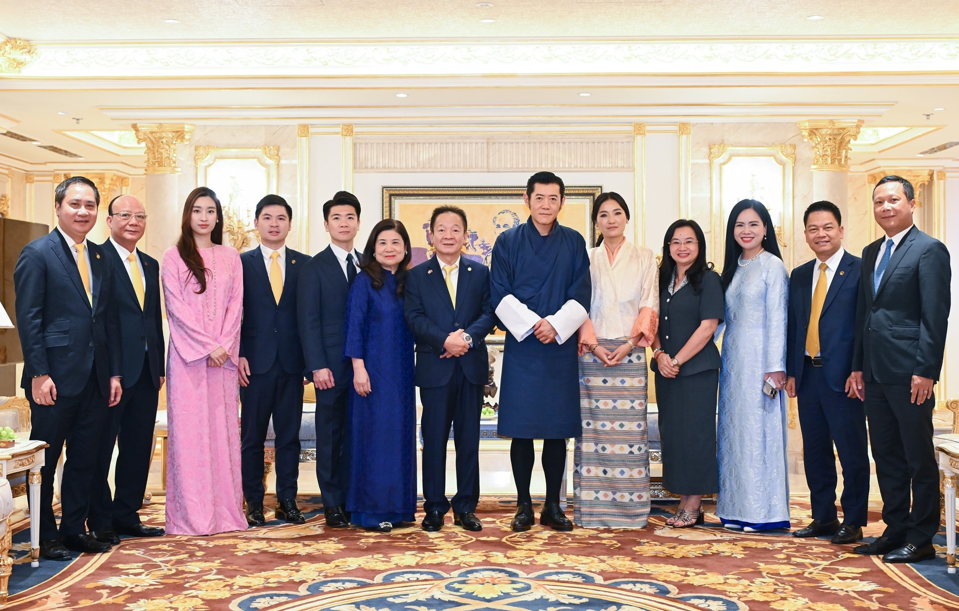 3. Quốc vương Bhutan cùng Hoàng hậu chụp ảnh cùng Tập đoàn T&T Group và Ngân hàng SHB