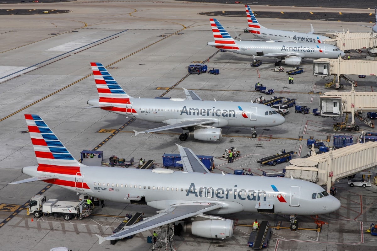 Dong co may bay phan luc cua american airlines boc chay sau khi ha canh hinh anh 1