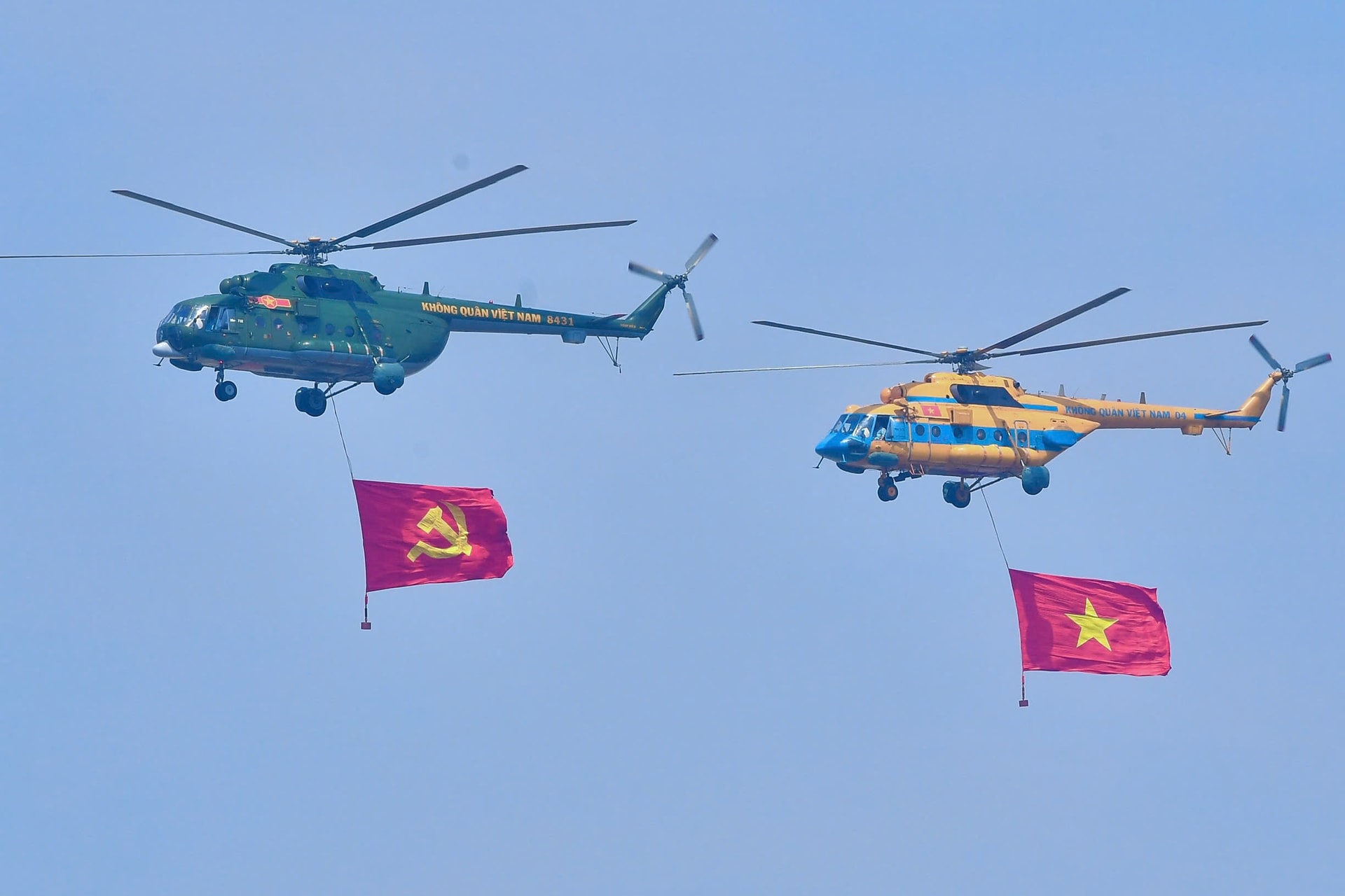 may-bay-hop-luyen-ngay-24-8-02.jpg