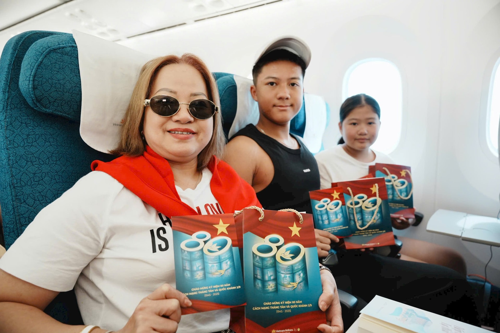 6. Một khoang ghế tràn đầy nụ cười, nơi hành khách cùng chia sẻ cảm xúc Tết Độc lập ngay giữa bầu trời