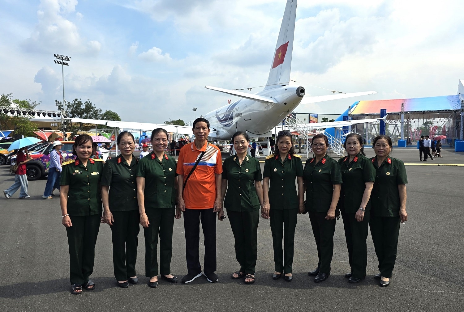 khach-tham-quan-khat-vong-bau-troi-01(1)-9fc684b35e201e055dd3627ae09a8c28.jpg