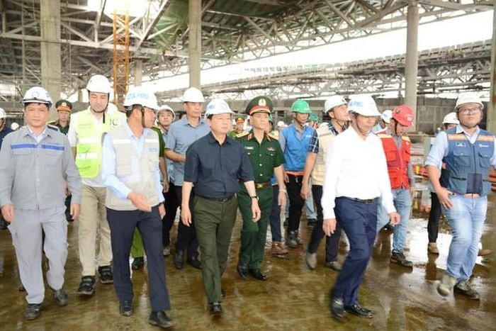 Phó Thủ tướng Trần Hồng Hà trực tiếp kiểm tra tiến độ dự án ngay tại công trường (Ảnh: VGP).