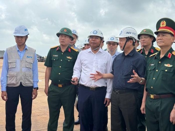 Phó Thủ tướng Trần Hồng Hà cùng đoàn công tác kiểm tra thực địa tại công trình.