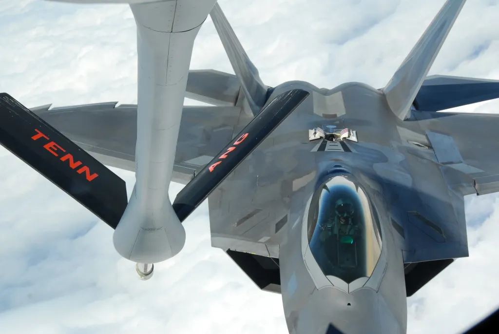 F-22 tiep dau tren khong