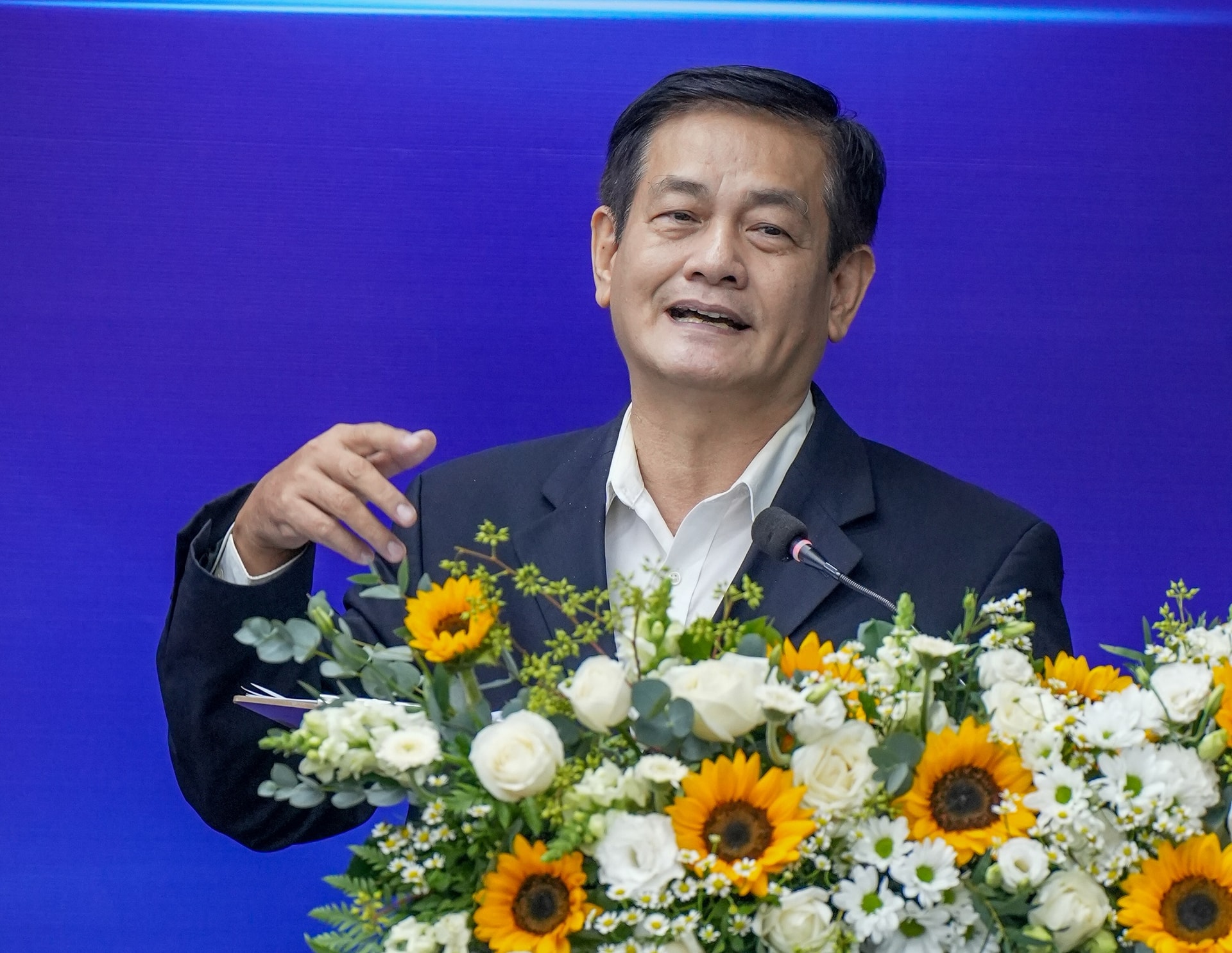 Ở góc độ